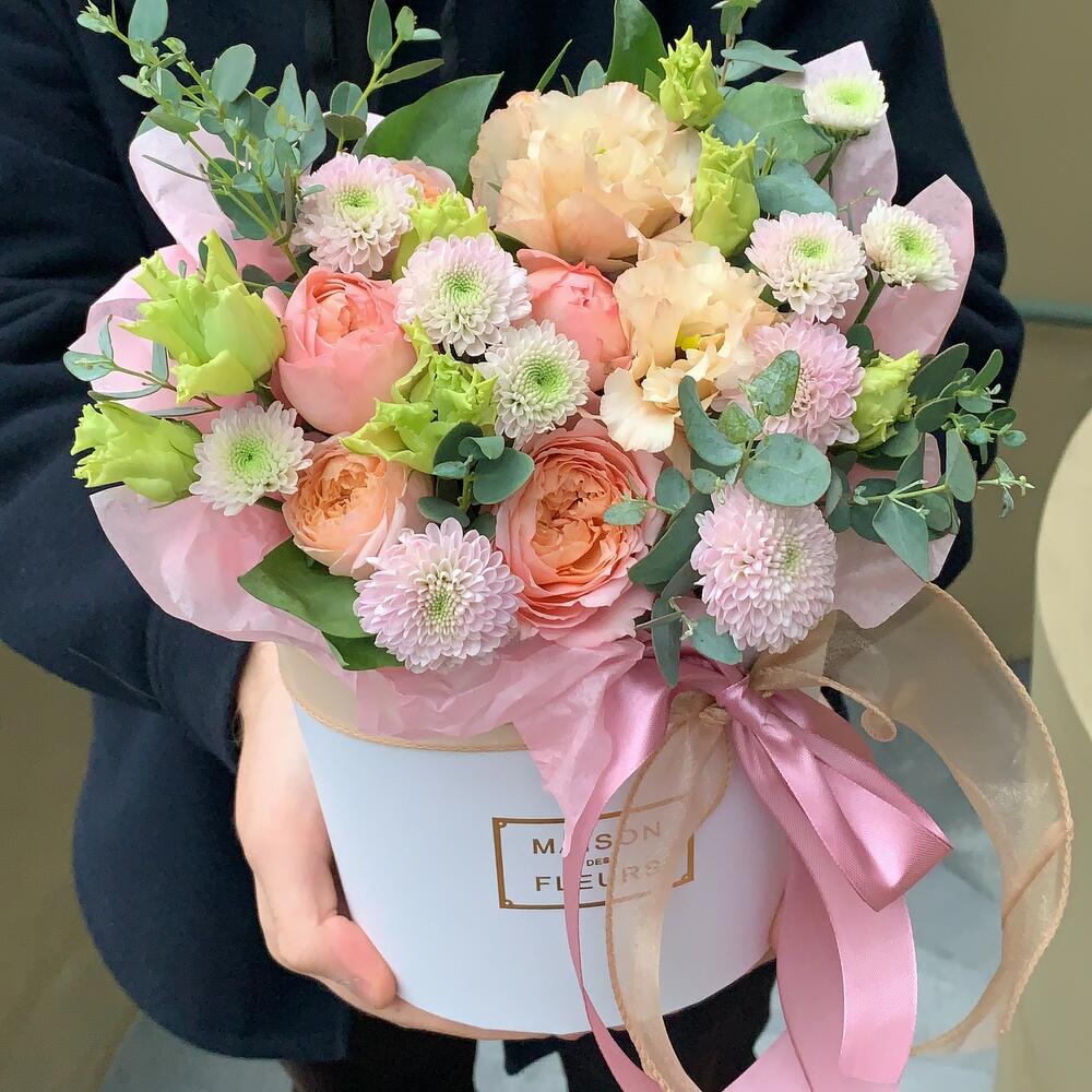 Композиция из пионовидных роз, кустовых хризантем и эвкалипта