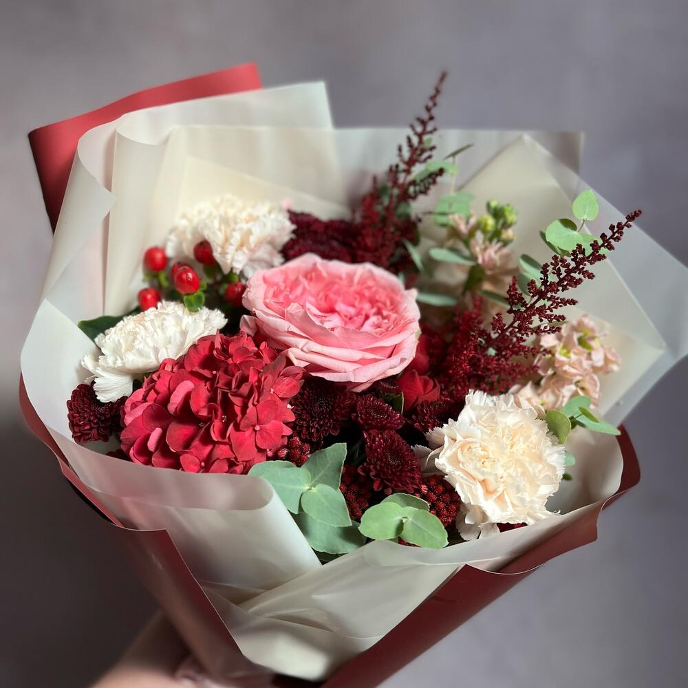 Букет с пионовидной розой, астильбой и маттиолы