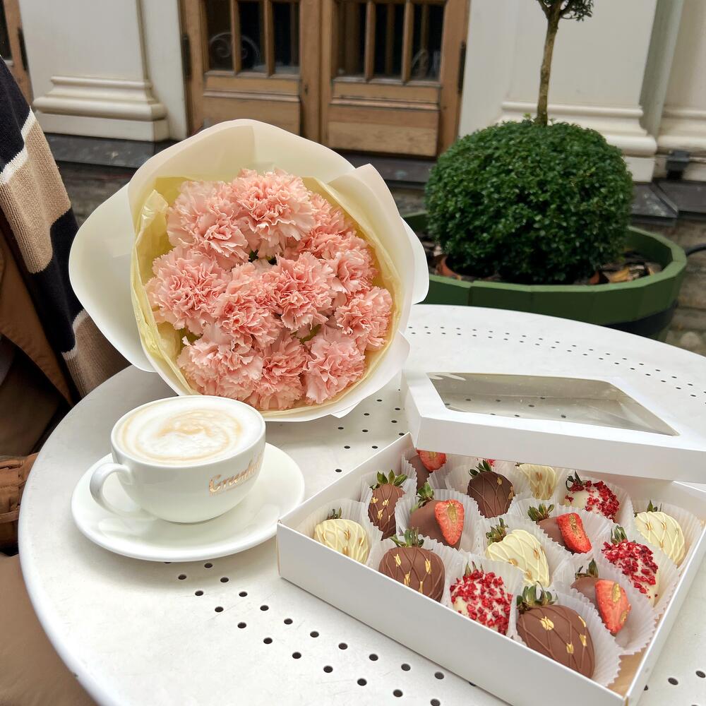 Цветы и клубника в шоколаде