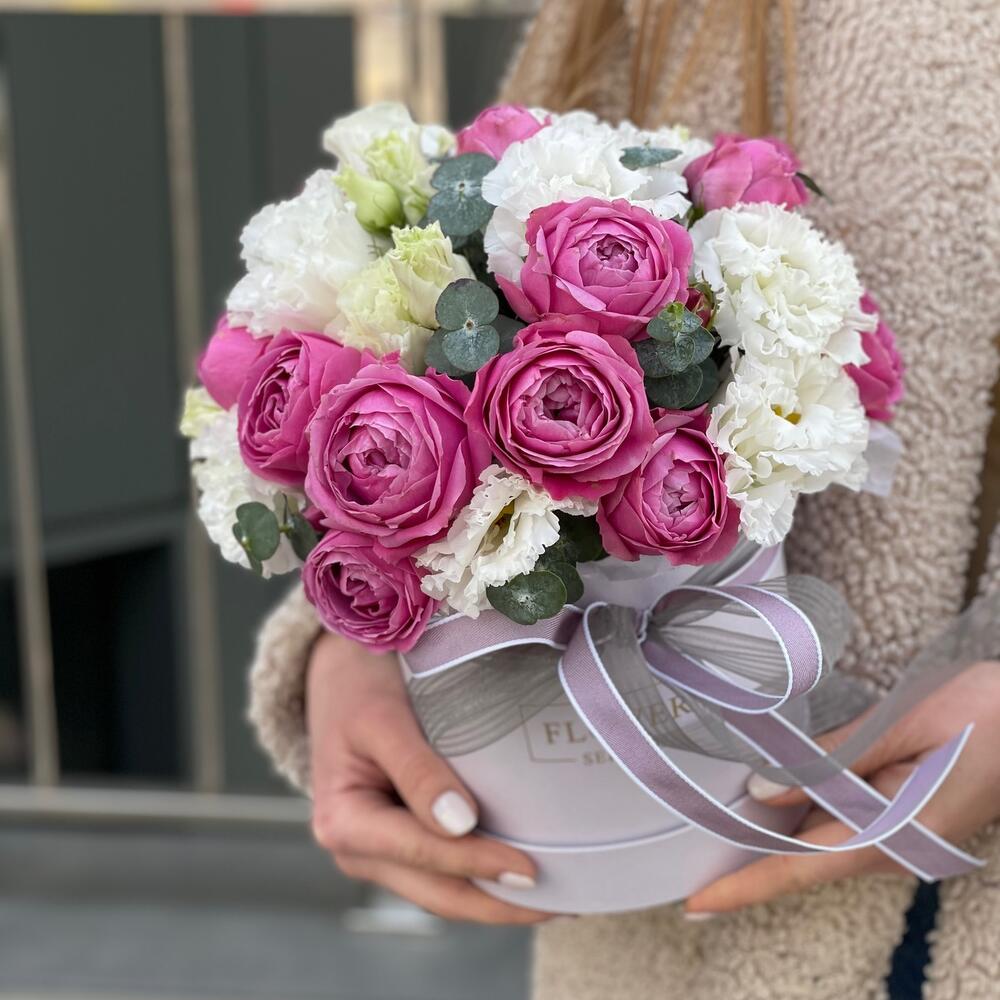 Коробка Валенсия с кустовыми пионовидными розами и эустомой